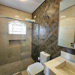 Casa térrea em Atibaia com 3 dormitórios (2 suítes), piscina, espaço gourmet, condomínio fechado