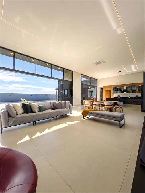 Indaiatuba - Quintas da Terracota - 1252 m² de terreno - casa térrea com 514 m² de área construída -3 vagas de garagem cobertas e 3 descobertas Lavabo - Sala de estar e jantar amplas e integradas - Escritório privativo - Cozinha toda equipada com geladeira, forno, micro-ondas, lava-louças,