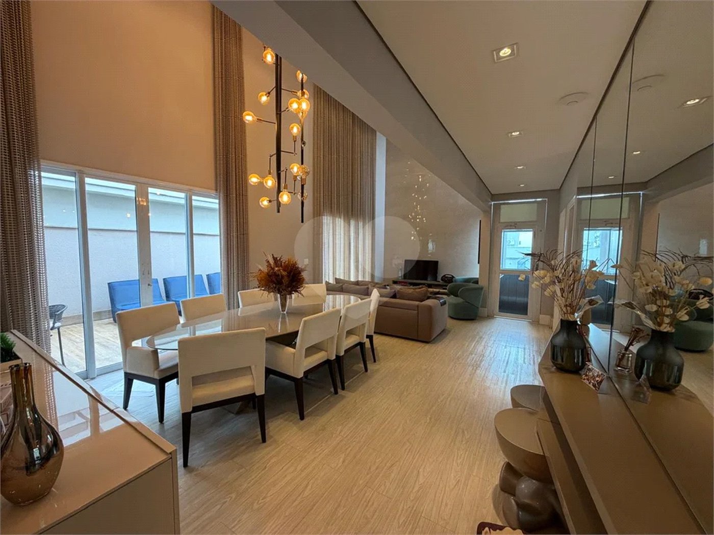 Casa de alto padrão em condomínio exclusivo com 4 suítes