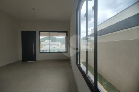 Casa exclusiva em Atibaia de alto padrão com 3 suítes, piscina, espaço gourmet, condomínio fechado, aceita financiamento