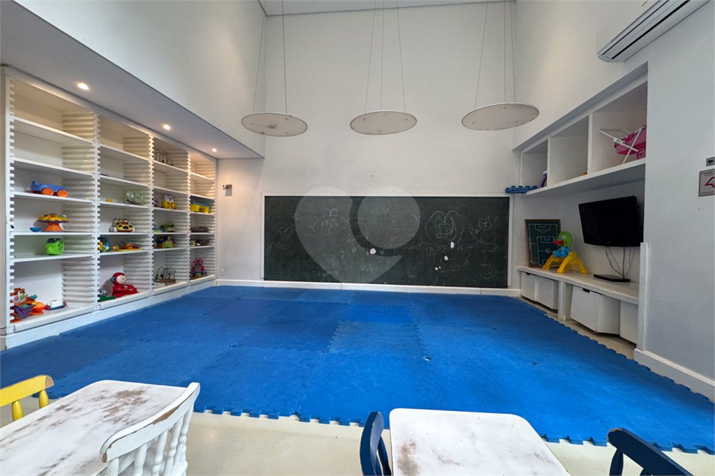 Apartamento de Alto Padrão no Campo Belo para venda com porteira fechada, com 4 dormitórios suítes e 4 vagas com lazer de club.