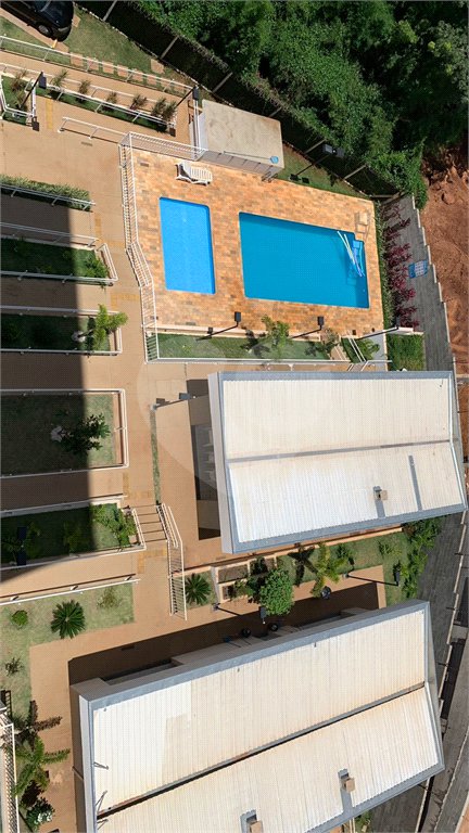 Apartamento no Condomínio Parque dos Manacás.