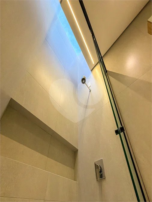 Indaiatuba - Condominio Sapezal - R$ 2.400.000,00 - Área Total 360,00 m² - Área Construída 213,32 m² - TÉRREA - 03 suítes sendo a master com closet; - Escritório; Lavabo; Cozinha com cooktop e planejados; Gourmet com churrasqueira; Ambientes preparados para ar condicionado; Piscina com cascata,