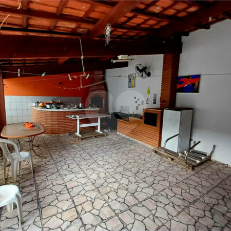 Casa à venda em Atibaia com 5 dormitórios (1 suíte), piscina e área gourmet, 2 vagas garagem, avalia permuta e financiamento