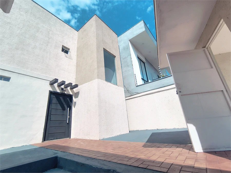 Casa com Suíte Master, Closet, Piscina e Espaço Gourmet Próxima ao Parque Ecológico- 03 quartos -com quintal