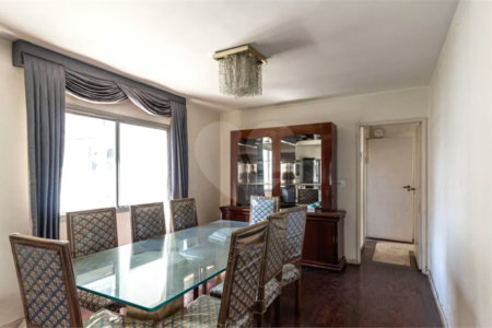 Este elegante apartamento em Higienópolis oferece 224m² de área muito bem distribuída, perfeito para quem valoriza conforto