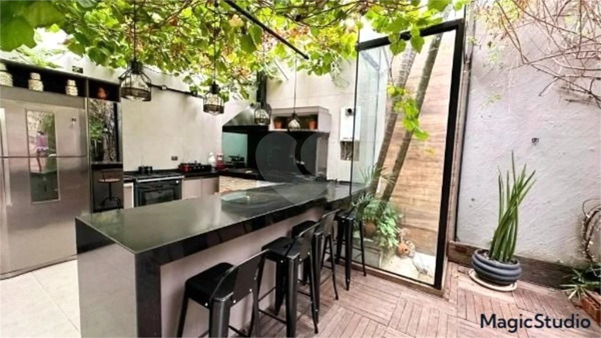 Casa com 400m², 4 dormitórios, sendo 3 suítes, 5 vagas de garagem, à venda na Vila Prudente.