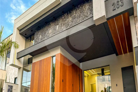 Indaiatuba - Condominio Sapezal - R$ 2.400.000,00 - Área Total 360,00 m² - Área Construída 213,32 m² - TÉRREA - 03 suítes sendo a master com closet; - Escritório; Lavabo; Cozinha com cooktop e planejados; Gourmet com churrasqueira; Ambientes preparados para ar condicionado; Piscina com cascata,