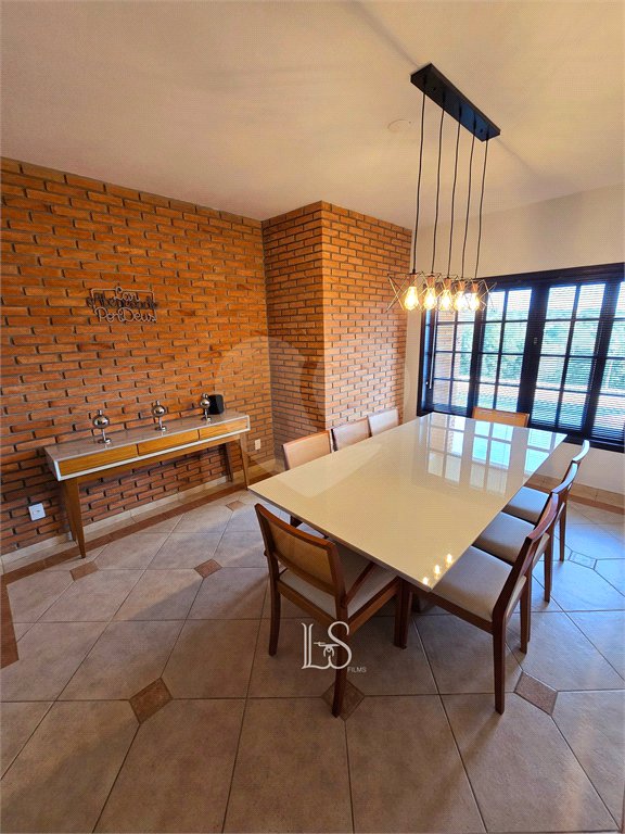 Indaiatuba- Vale das Laranjeiras - Vista dos fundos para o lago - Casa assobradada - 3 pisos, 4 quartos, 2 suítes, uma com hidro ,escritório, sala 3 ambientes, lareira, lavabo,cozinha ampla, despensa, lavanderia, churrasqueira, forno pizza, 6 wcs, piscina, jardim despensa, garagem, segurança