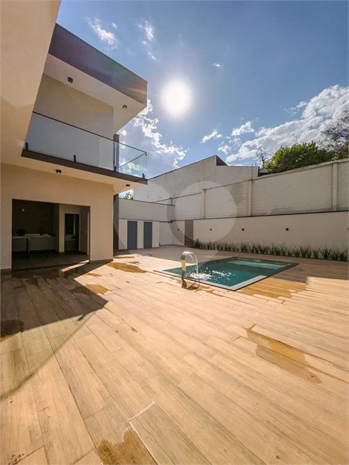 Indaiatuba - Condomínio Milano - Sobrado - 350 m² de terreno - 240 m² de área construída - 4 vagas de garagem, sendo 2 cobertas - Salas de estar e jantar integradas - 3 suítes com closet e varanda no pavimento superior - Escritório no térreo - Espaço gourmet com churrasqueira - Banheiro externo