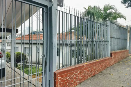 CASA TÉRREA À VENDA NA MOOCA - COM PORTEIRA FECHADA.