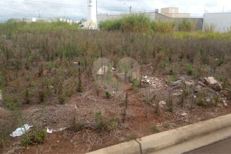 Lote no Jardim do Bosque, aceita financiamento ou aquisição de terreno e construção .