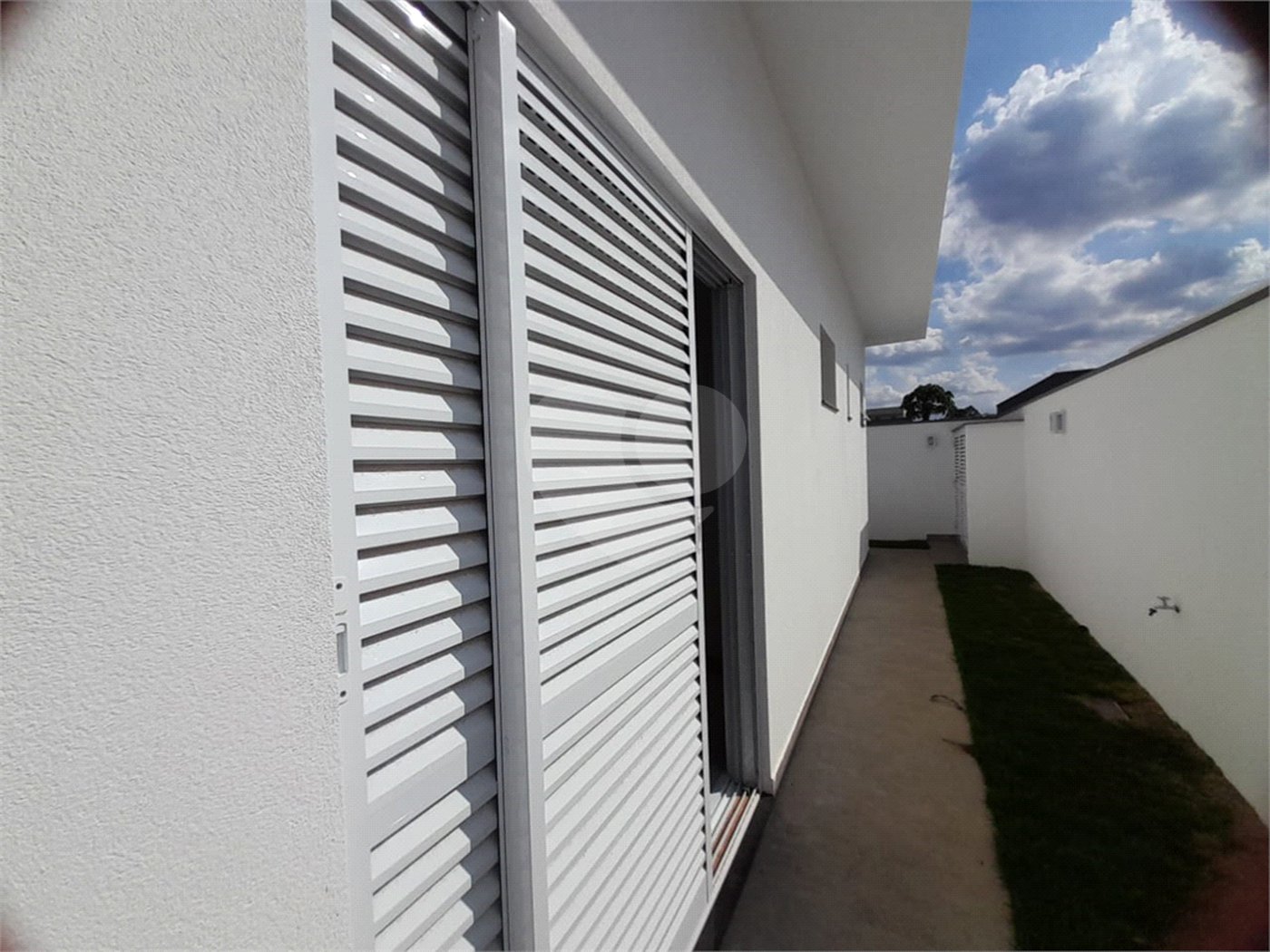 Belíssima Casa à Venda no Condomínio Damha IV