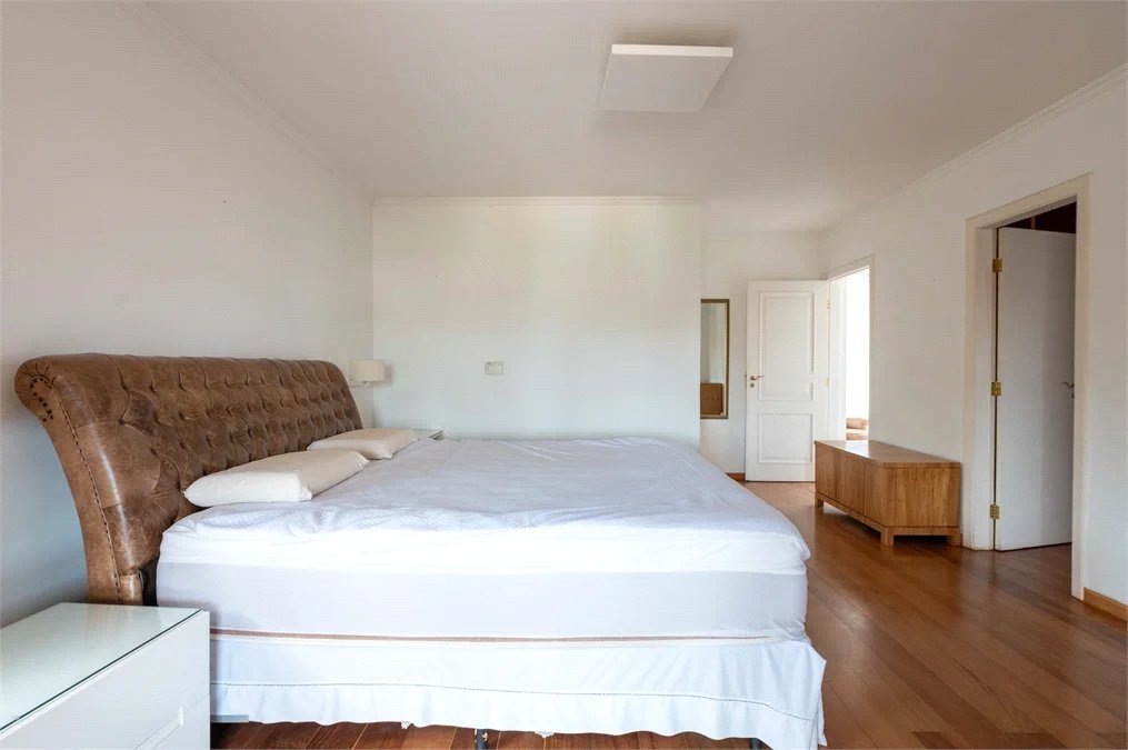 Casa à venda com 6 quartos, sendo 4 suítes,  em Morumbi, São Paulo, SP