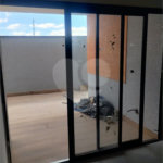 Casa em Atibaia com 3 dormitórios (1 suíte), sala 2 ambientes, piscina, 2 vagas de garagem, aceita financiamento