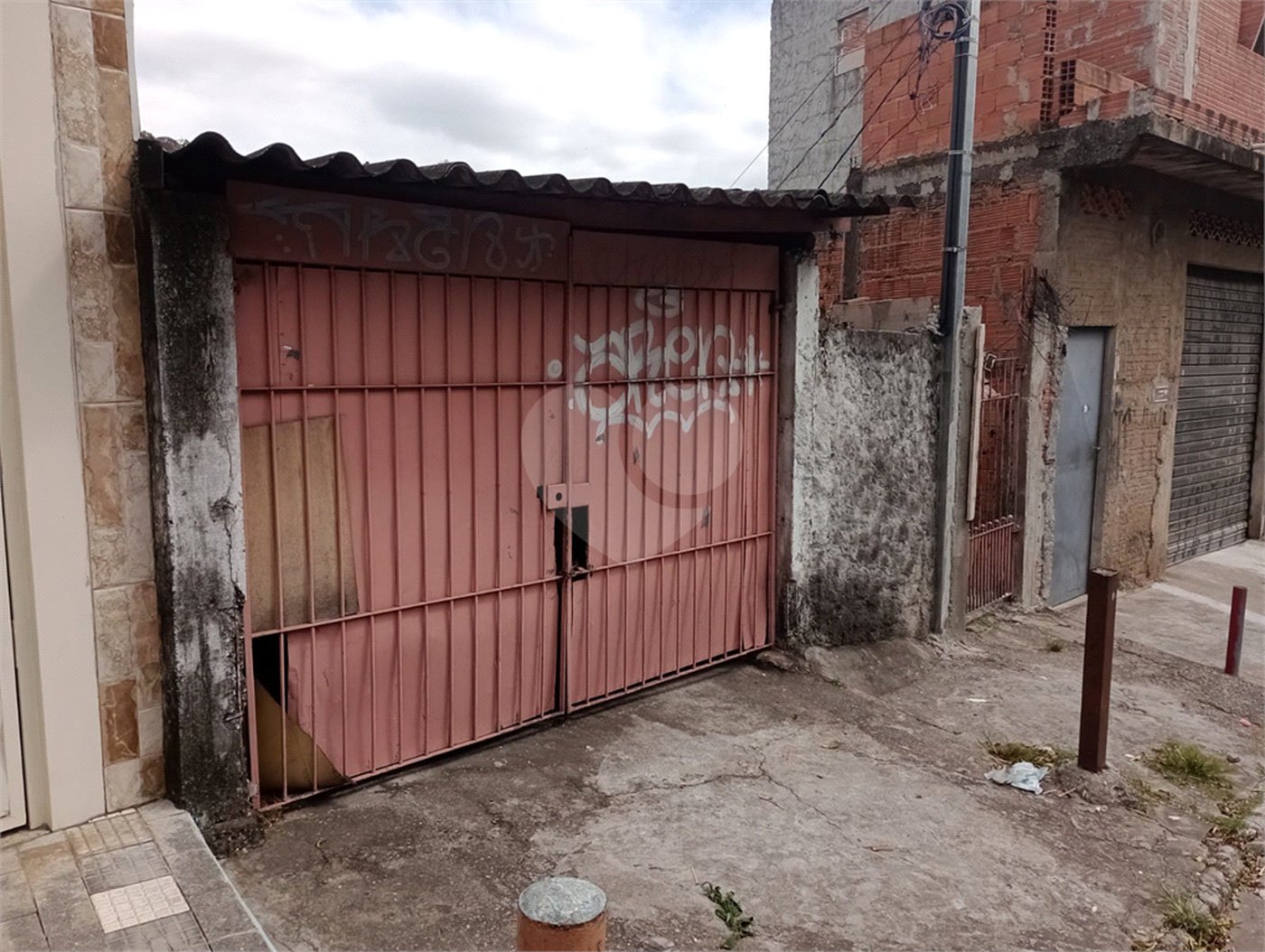 Terreno com 6 casas em 293m² de área total.