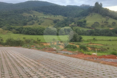 Terrenos de 300 metros em condomínio fechado e prontos para construir na região de Atibaia