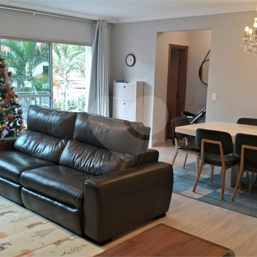 Apartamento a venda na Aclimação com 4 dormitórios e 2 vagas.