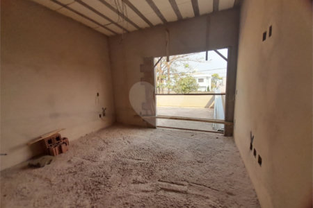 Casa em Construção com Área Gourmet e Piscina no Condomínio Damha II