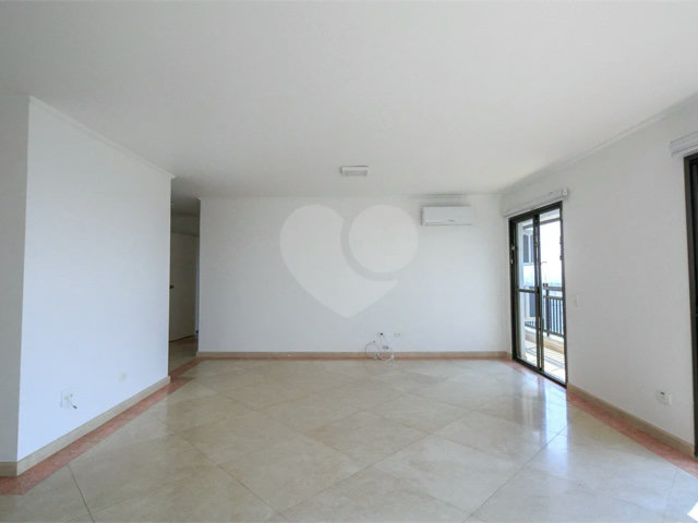Apartamento à venda com 3 quartos, sendo 1 suíte,  em Alto da Boa Vista, São Paulo, SP