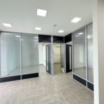 Sala para locação Domo Business 101 m - 2 vagas - Sala com divisórias, ar condicionado e banheiro.