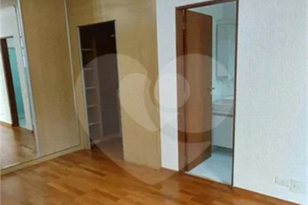 Casa á venda com 230m², 4 dorms, 2 suítes e 4 vagas na Vila Clementino. Estuda permuta.