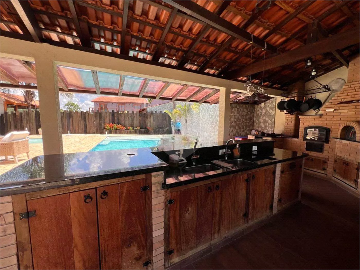 Chácara com excelente infraestrutura, contendo casa com 8 dormitórios, 900 m² de área construída, área total de 3000m², piscina adulto e infantil, churrasqueira, quadra gramada de futebol - Rio Acima - Atibaia/SP 900 m² Área construída 3.000 m² Área do terreno