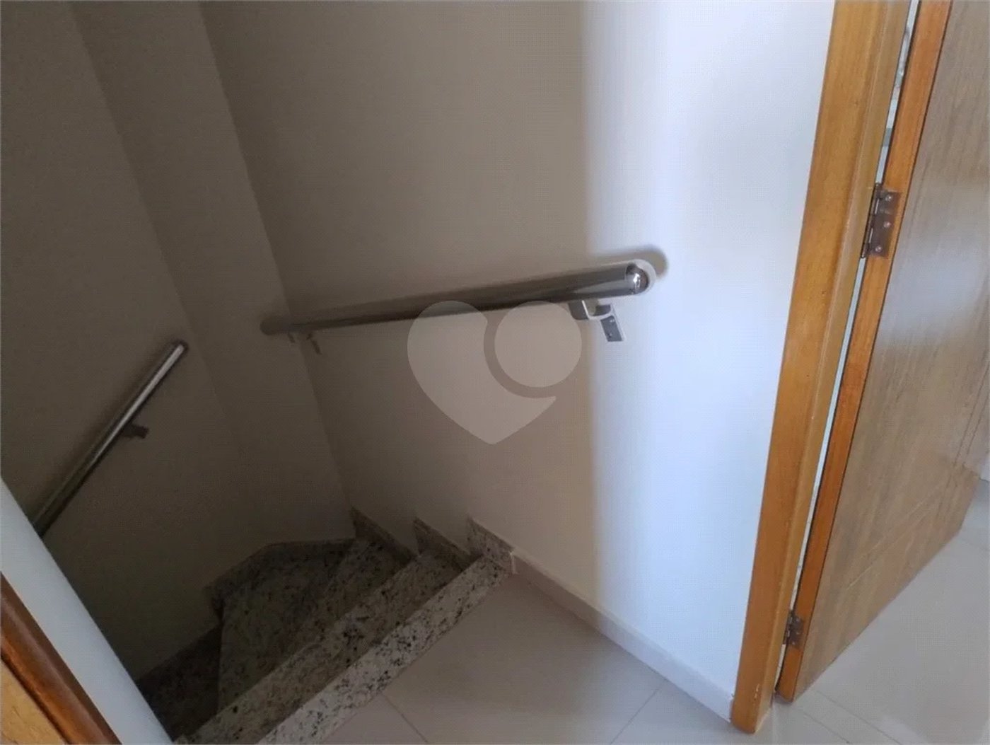 Vende-se Sobrado com 2 Suítes em Condomínio Fechado – Vila Ré