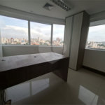 SALA COMERCIAL DE 90 M² COM 12 BAIAS, SALA DE REUNIÃO, AR-CONDICIONADO CENTRAL E 2 VAGAS!