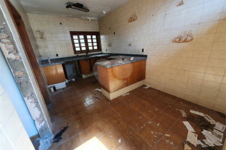Casa térrea com 5 dormitórios, sendo 2 suítes.