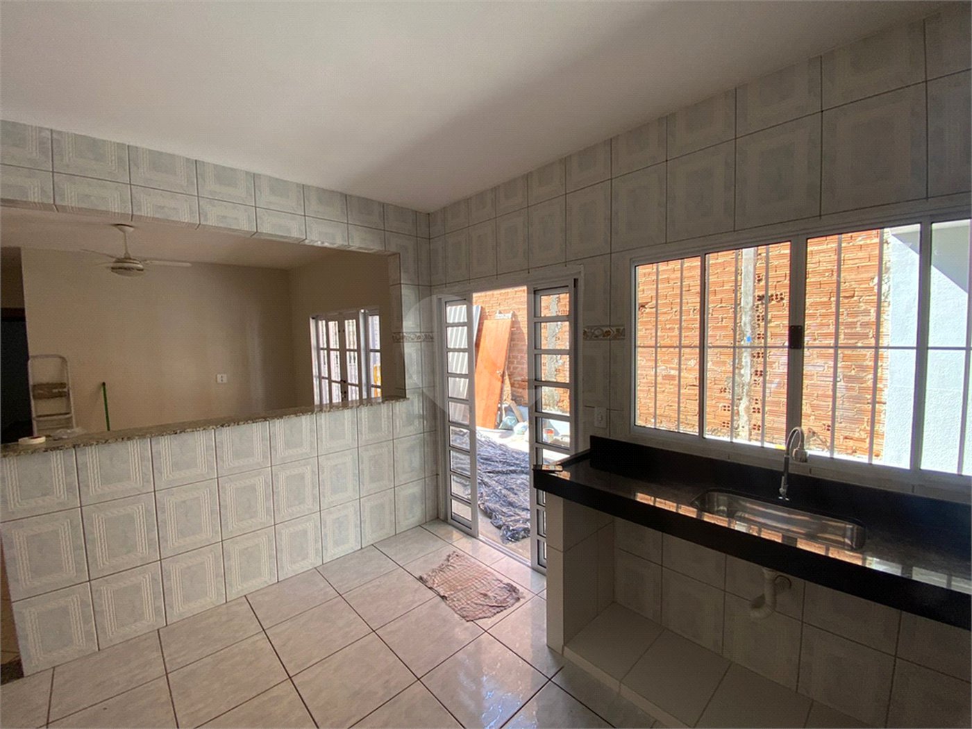 Casa térrea com salão comercial para venda no Santa Felícia.