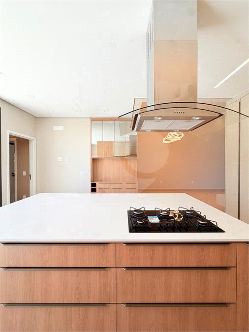 Casa térrea com 3 suítes no Condomínio Residencial Viena em Indaiatuba-SP - Acabamento de alto padrão - R$ 1.690.000,00 - AT 250 m² - AC 158 m² - 3 suítes,, sendo 1 suíte master com closet - Sala para dois ambientes (estar e jantar) - Cozinha planejada com ilha cooktop, forno elétrico e micro-ondas,