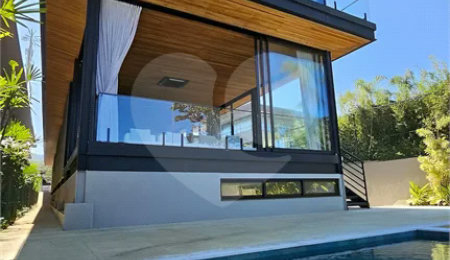 Casa Pé na Areia na Praia da Baleia, destacando o luxo, exclusividade e a experiência à beira-mar