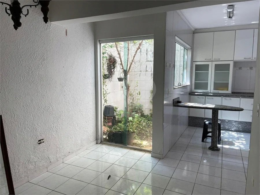 Sobrado com 4 dormitórios, 2 suítes, closet, varandas, escritório, jardim de inverno, espaço gourmet com churrasqueira e fogão a lenha e 3 vagas.