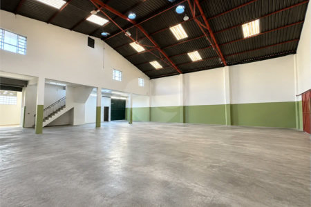 Galpão comercial/industrial com 627 m² no Bairro Planalto, em São Bernardo do Campo, próximo à Via Anchieta, com piso fabril, escritórios e mezanino.