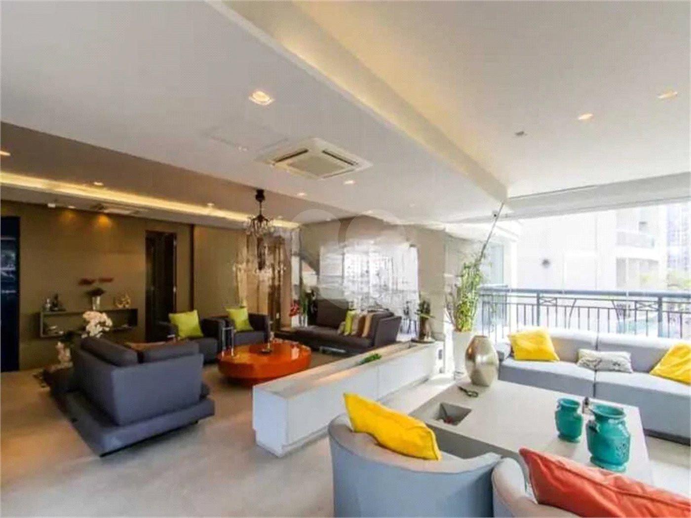 Apartamento de 306m² na melhor região de Moema, 3 suítes, 5 vagas, varanda gourmet, depósito, fora de rota
