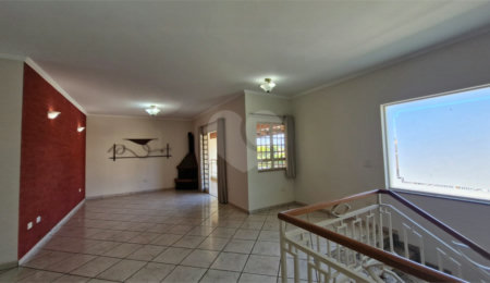 Casa à venda com 4 quartos, sendo 1 suíte,  em Jardim Tapajós, Atibaia, SP