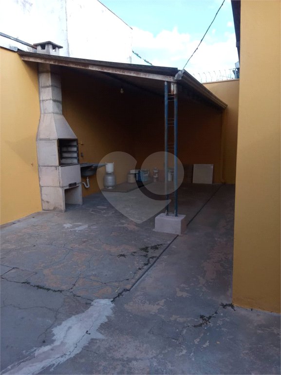 Casa térrea com salão comercial para venda no Maria Stella Fagá.