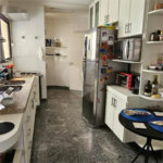 Apartamento na Vila Mariana de 200m2 com 4 dorms, 5 banheiros, 3 suítes, 4 vagas. Estuda permuta.
