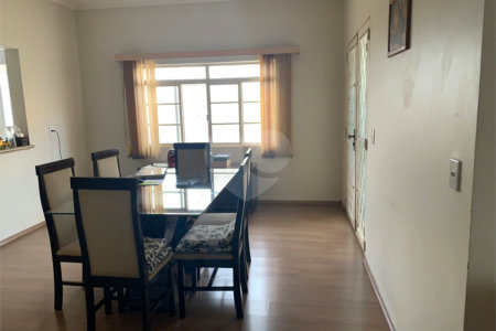 Casa térrea com 3 suítes.