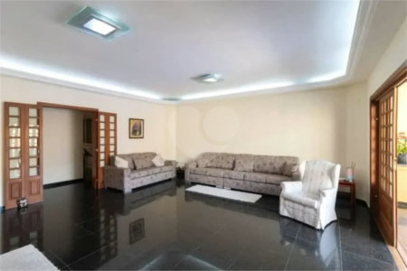 Casa com 3 dormitórios sendo 3 suítes com 03 vagas de garagem.