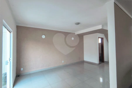 Casa com Suíte Master, Closet, Piscina e Espaço Gourmet Próxima ao Parque Ecológico- 03 quartos -com quintal