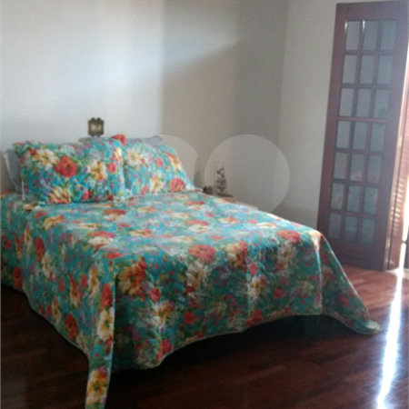 Sobrado com 4 dormitórios, sendo 1 suíte.
