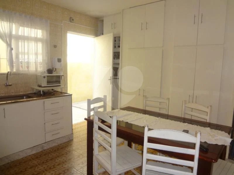Casa térrea à venda na Vila Mazzei, em rua tranquila