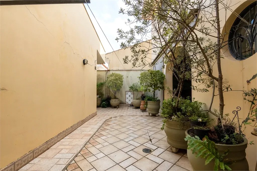 Casa a venda no Planalto Paulista, 2 suítes, 4 vagas, 230 m², quintal e localização privilegiada