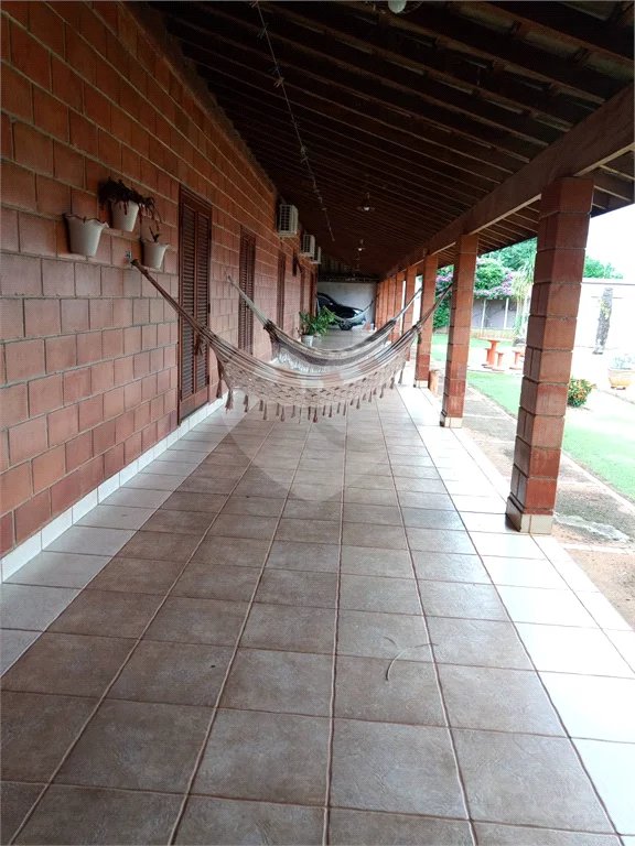 Chácara à venda. Ampla área de lazer. Aceita permuta com apartamento na praia