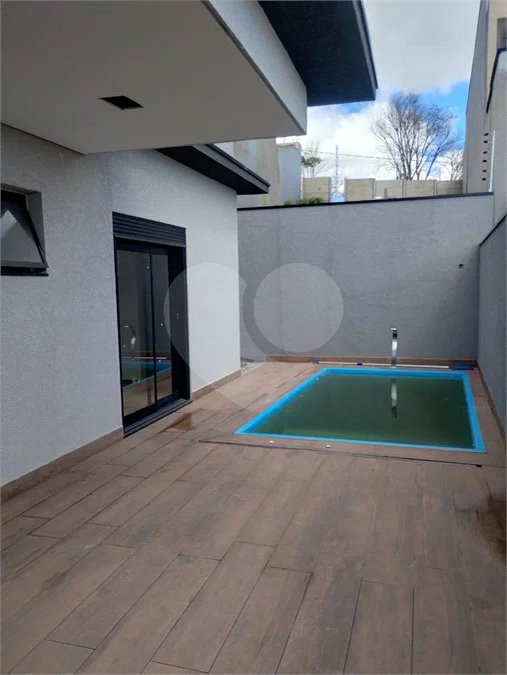 Casa em Atibaia com 3 dormitórios (1 suíte), sala 2 ambientes, piscina, 2 vagas de garagem, aceita financiamento