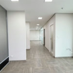 Sala para locação Domo Business 101 m - 2 vagas - Sala com divisórias, ar condicionado e banheiro.