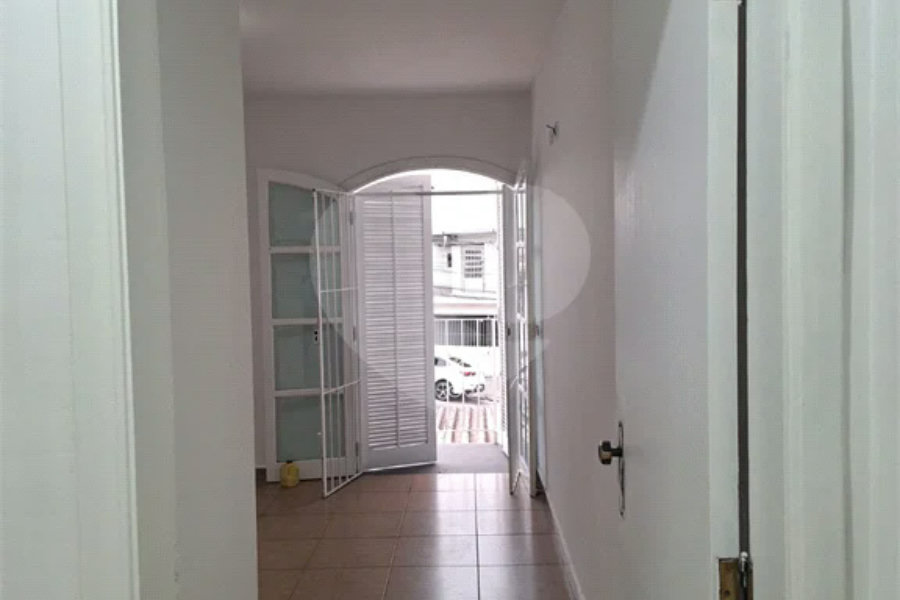 SOBRADO COM 02 VAGAS NA GARAGEM