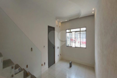 Casa Sobrado à venda de 4 dormitórios sendo 1 suíte e 2 vagas na Saúde